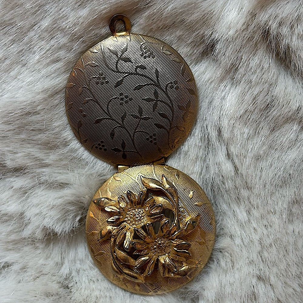 Y2K Vintage Gold Plated Sunflower Locket Necklace | Floral Jewelry Keepsake - Picture 3 of 9